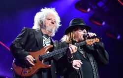  Steve Lukather (links) und Joseph Williams beim Auftritt mit Toto bei der Night of the Proms in der Stuttgarter Schleyerhalle.