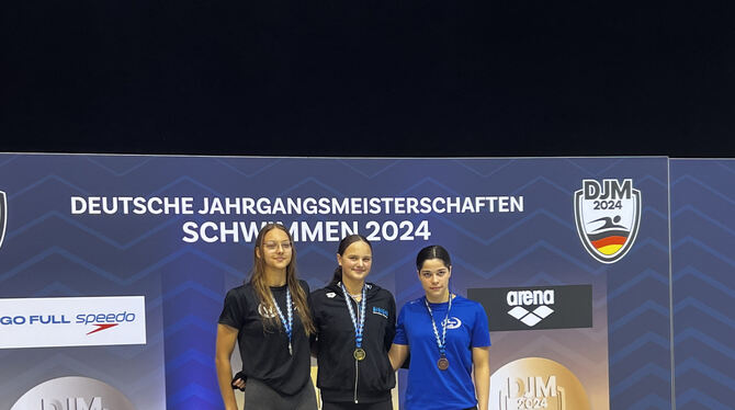 Svenja Götting (Mitte) freut sich über den 100- Meter-Freistil-Titel.  FOTO: PRIVAT