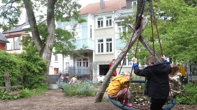 50 Jahre wird schon geschaukelt im Garten des Freien Kinderhauses Reutlingen.