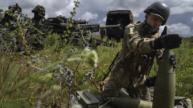 Ein ukrainischer Soldat installiert einen Zünder für eine amerikanische 155-mm-Artilleriegranate. FOTO: MALOLETKA/DPA