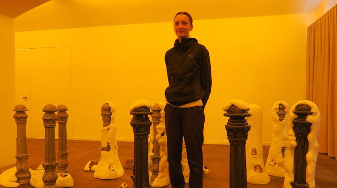 Im gelben Licht: Simone Eisele in ihrer Installation aus Polystyrol-Pollern, die mit »Schnee« aus Bauschaum gekrönt sind.