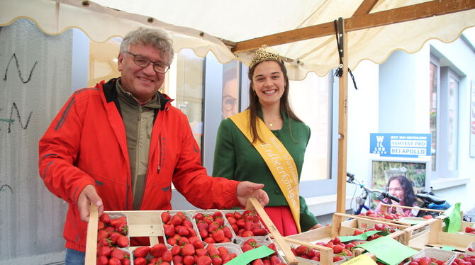 Bei Helmut Hennegriff und Magdalena Ziegler gab es gratis Erdbeeren.  FOTO: NOWARA