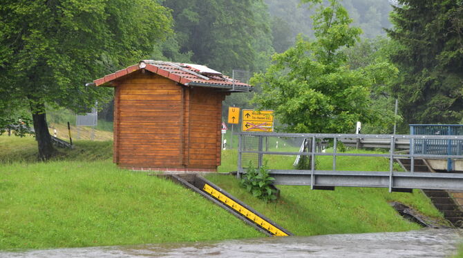 Die Lauchert erreichte am Pegel bei Mägerkinge am Samstag den Höchsstand mit 1 Meter 40 Hochwasser noch viel Luft nach oben.
