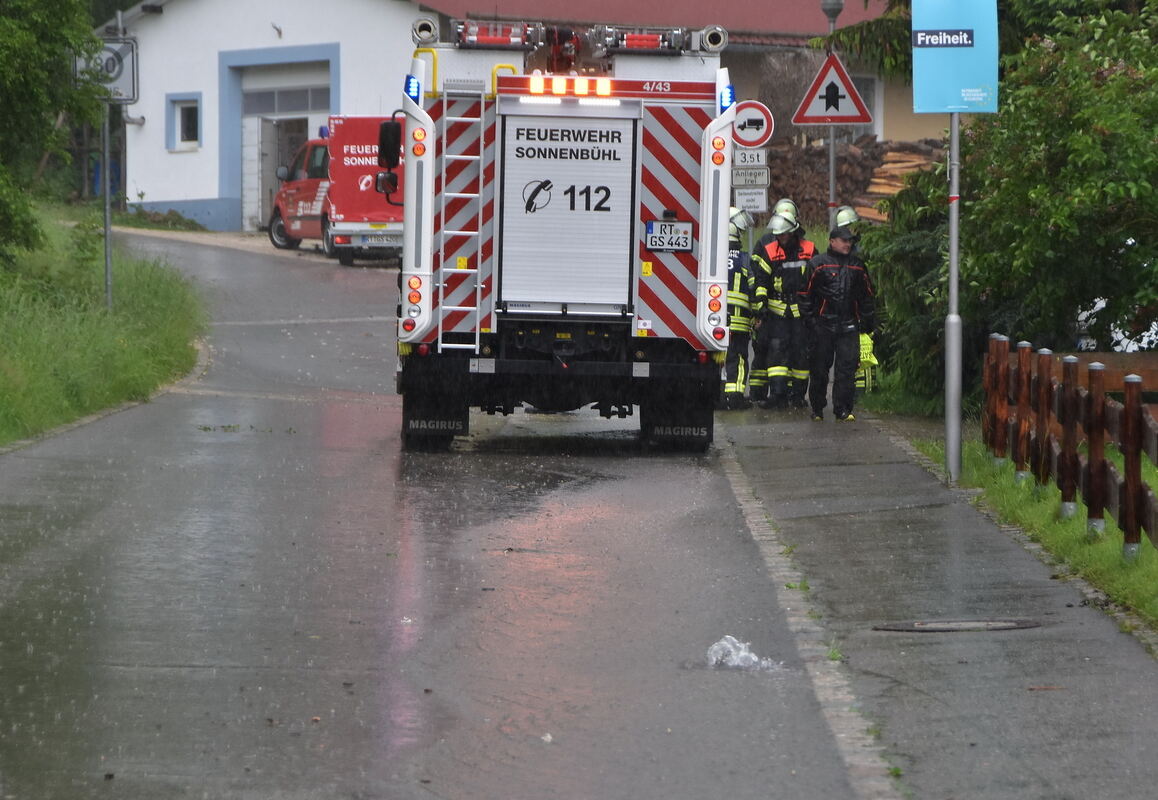 Willmandingens Feuerwehr in der Lauchertstraße wo Wasser von den oberhalb liegenden Hängen in den Ort fließt FOTO MEYER