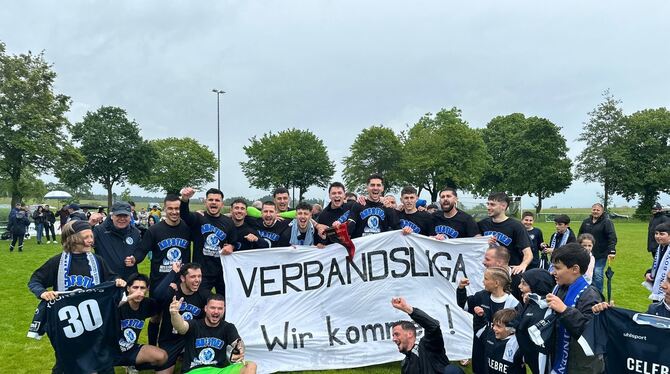 Die Young Boys Reutlingen feiern den Verbandsliga-Aufstieg.