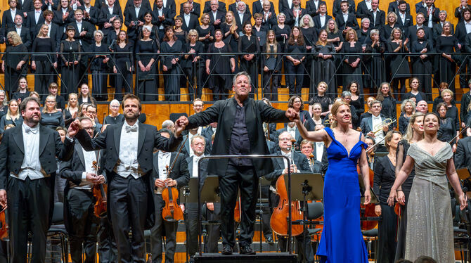 Stürmisch bejubelt: Dirigent Steven Sloane, Orchester, Chor und Solisten in der Liederhalle.