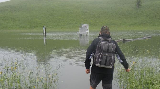 Wetterfrosch Roland Hummel hatte am Montagmorgen einen beschwerlichen Weg zur Arbeit: Um seine Messstation im Rinnental hat sich