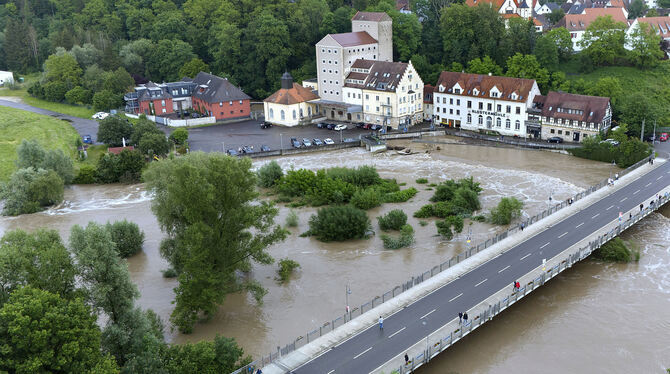 Der Neckar verwandelt sich nach tagelangen Regenfällen in einen reißenden Fluss. In Reutlingen (Mittelstadt) tritt er am 2. Juni