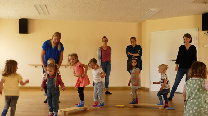 Die kleinen Tänzerinnen sind begeistert von den Tanzstunden. In den Kursen lernen sie motorische Fähigkeiten und den Umgang mit