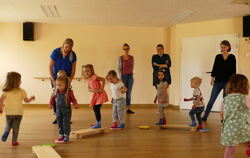 Die kleinen Tänzerinnen sind begeistert von den Tanzstunden. In den Kursen lernen sie motorische Fähigkeiten und den Umgang mit 