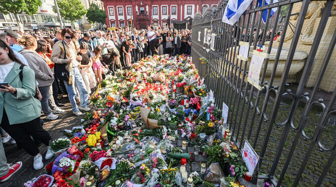 In Mannheim legen Menschen Blumen für den getöteten Polizisten nieder. Derweil sorgt Innenministerin Nancy Faeser (SPD) mit unbe