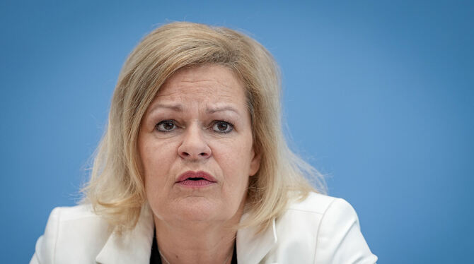 Sicherheit hat während der Fußball-EM oberste Priorität, sagt Innenministerin Nancy Faeser (SPD).  FOTO: NIETFELD/DPA