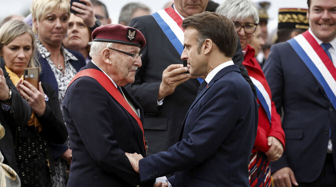 Emmanuel Macron ehrt einen D-Day-Veteranen.