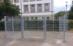 Die Gitterzäune an der Sieben-Keltern-Schule wurden vergangene Woche errichtet.