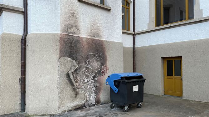 Brand Brandschaden Schule Metzingen Sieben-Keltern-Schule Ende Februar wurden an der Nordseite der Sieben-Keltern-Schule drei Müllcontainer angezündet. Die Fassade des üpber 100 Jahre al