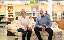 Schickes Sofa, entspannte Geschäftsführer: Claudia Huber und Alexander Koch sind froh, dass DaCapo am bewährten Standort bleiben