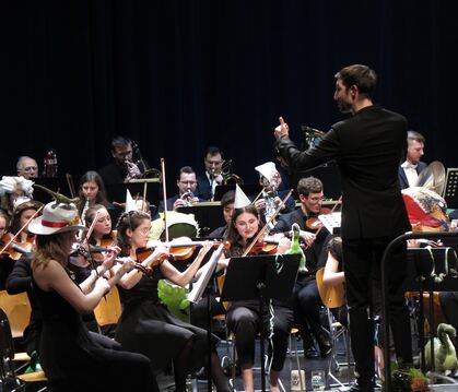 Dirigent Konrad Heinz und die Junge Sinfonie Reutlingen – hier mit Hütchen beim Silvesterkonzert. 