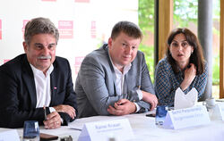 Deutsch-ukrainische Kooperation: Serhii Parpulanskyi (Mitte), Bürgermeister von Arzys, und Dolmetscherin Natalia Petrenko mit Mo