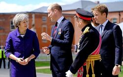 Hugh Grosvenor (rechts) mit seinem Freund Prinz William (Mitte) und Ex-Premierministerin Theresa May.  ARCHIVFOTO: UK GOVERNMENT
