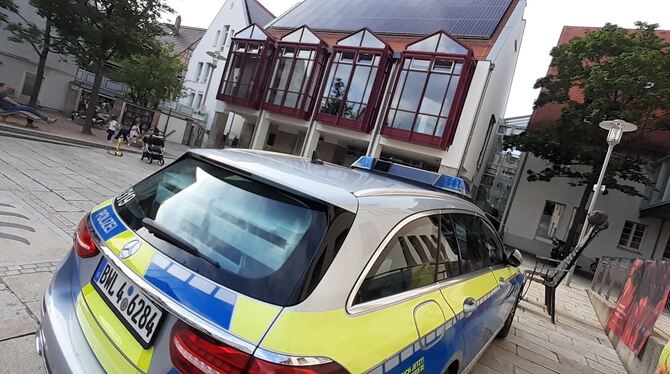 Ein Polizeiauto steht auf dem Metzinger Rathausvorplatz.