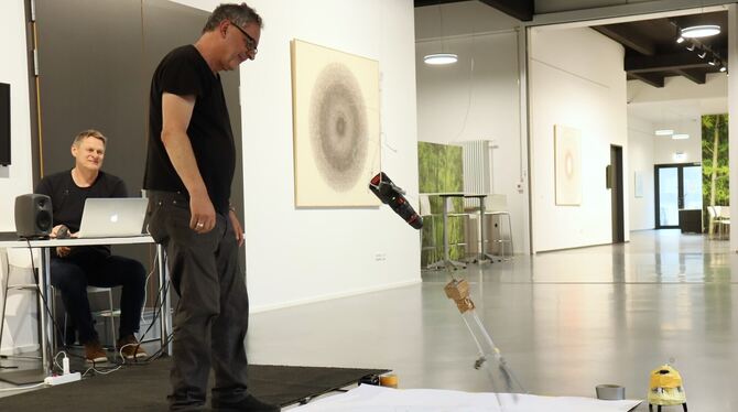 Jürgen Klugmann lässt einen Akkuschrauber im Dauerbetrieb über das Papier kreisen, während Rüdiger Tschacher den Entstehungsproz