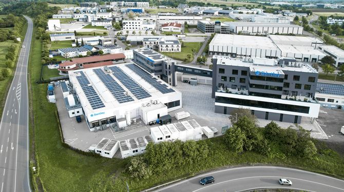 Das Firmengelände von Bentley Innomed in Hechingen (vorne): rechts das nun fertig gestellte Gebäude, dahinter das benachbarte Ar