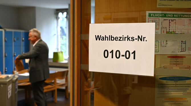 Ein früher Wähler gibt im Wahllokal im Friedrich-List-Gymnasium seinen Umschlag ab.