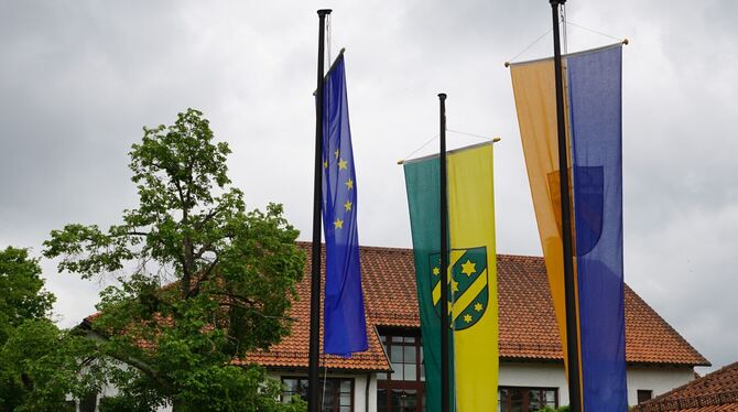 Flaggen vor dem Rathaus in Gomadingen am Wahlsonntag: Kandidaten auf vier Listen haben sich um einen Platz im Gemeinderat beworb