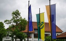 Flaggen vor dem Rathaus in Gomadingen am Wahlsonntag: Kandidaten auf vier Listen haben sich um einen Platz im Gemeinderat beworb