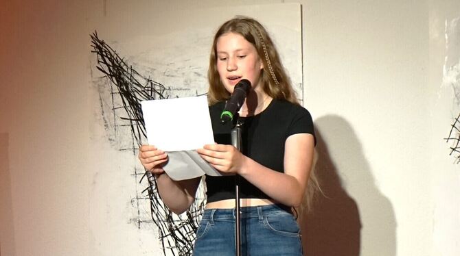 Die 16-jährige Hannah trug einen kurzen, aber gelungenen Text übers Glücklichsein vor.  FOTO: STRAUB