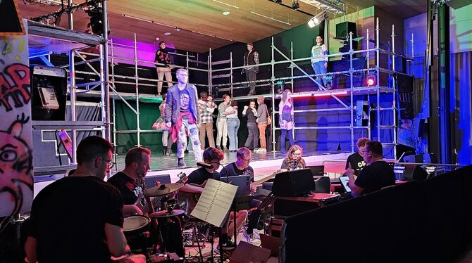 Die Musical-Academy-Tübingen mit ihrer neuen Produktion »RENT« in  Dußlingen auf  der Bühne. FOTO: WARTH