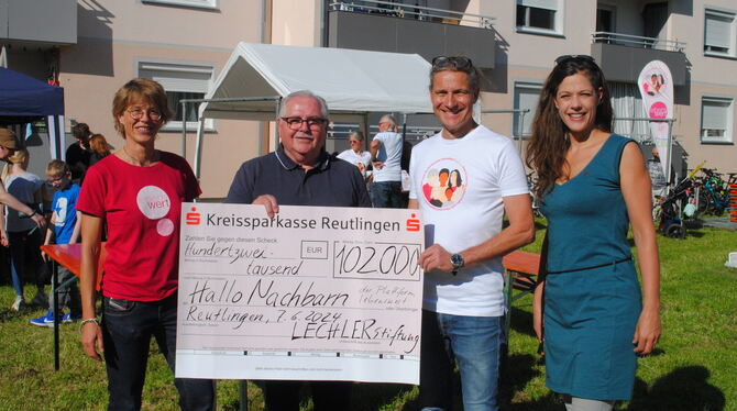 Spende Lechler-Stiftung: Mimi Böckmann (von links), Stiftungsvorstand Heinz Gerstlauer, Dr. Gernot Bohnenberger und Pfarrerin J