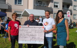  Spende Lechler-Stiftung: Mimi Böckmann (von links), Stiftungsvorstand Heinz Gerstlauer, Dr. Gernot Bohnenberger und Pfarrerin J