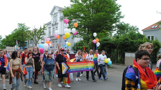 Die queere Community hatte zum zweiten Christopher Street Day in Reutlingen eingeladen und viele waren mit dabei.  FOTO: JENATSC