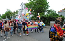 Die queere Community hatte zum zweiten Christopher Street Day in Reutlingen eingeladen und viele waren mit dabei.  FOTO: JENATSC