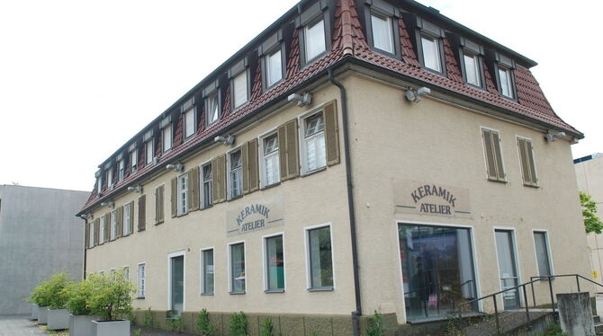 Einst Keramik-Atelier und noch viel früher Gewerbeschule: Das klassische Gebäude am Lindenplatz 1 steht seit Jahren leer.