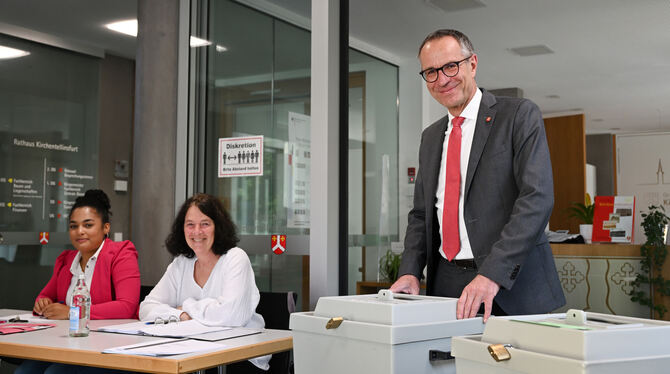 Die Stimmen sind ausgezählt, es bleibt bei 14 Sitzen wie bisher. Bürgermeister Bernd Haug  und Wahlhelfer in Kirchentellinsfurt.