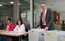 Die Stimmen sind ausgezählt, es bleibt bei 14 Sitzen wie bisher. Bürgermeister Bernd Haug  und Wahlhelfer in Kirchentellinsfurt.
