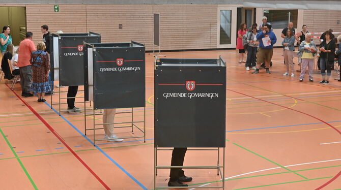 Wahl- statt Umkleidekabinen in der Gomaringer Kultur- und Sporthalle