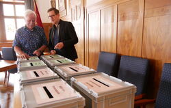 Dietmar Schrade (links) und Markus Vogel vor den Urnen im Historischen Sitzungssaal von Bad Urach.