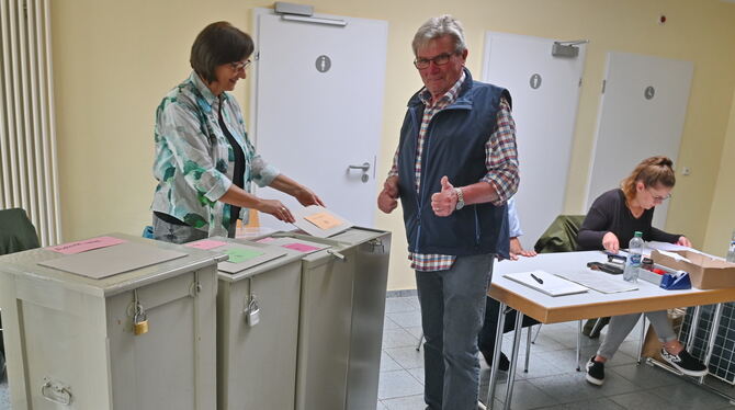 Melchingens Orstvorsteher Horst Lamparth im Wahllokal.