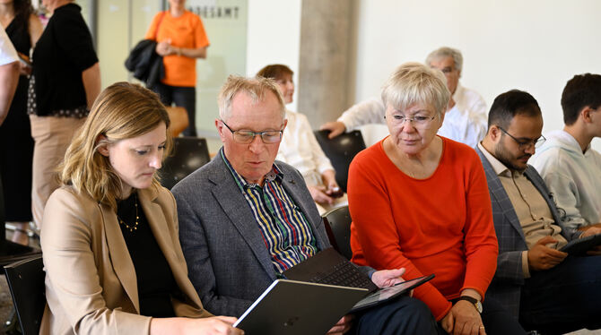 Mit betrübten Mienen verfolgen Ronja Nothofer-Hahn (von links), Helmut Treutlein und Edeltraut Stiedl die Auszählung der Stimmen