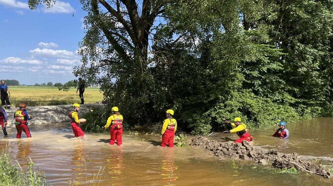DLRG-Kräfte aus der Region waren im bayerischen Hochwassergebiet im Einsatz, unter anderem am Fluss Paar, wo ein Dammbruch verhi