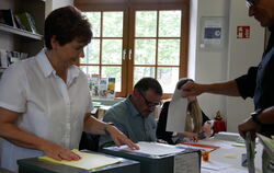 Stimmabgabe im Rathaus bei der Wahl in Dettingen.