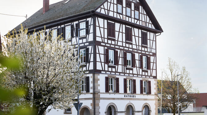 Ortsbildprägender Rommelsbacher Verwaltungssitz: das örtliche Rathaus mit seiner Fachwerkfassade.