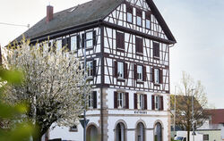 Ortsbildprägender Rommelsbacher Verwaltungssitz: das örtliche Rathaus mit seiner Fachwerkfassade.     
