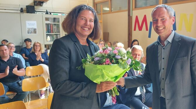 Schulamtsdirektor Martin Fouqué setzt Sandra Wippel in ihr Amt als Schulleiterin der Steinbühlschule in Sonnenbühl-Undingen ein.