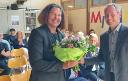 Schulamtsdirektor Martin Fouqué setzt Sandra Wippel in ihr Amt als Schulleiterin der Steinbühlschule in Sonnenbühl-Undingen ein.