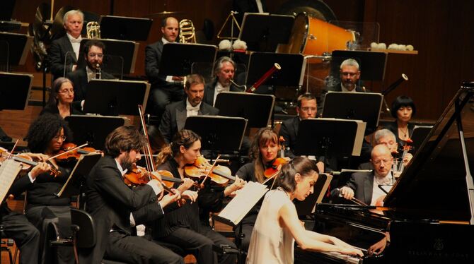 Saskia Giorgini zu Gast beim achten Sinfoniekonzert der Württembergischen Philharmonie Reutlingen in der Stadthalle.