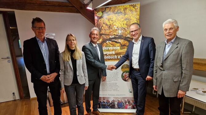 Bei der Übergabe (von links): Die Vorsitzende des Naturpark-Schönbuch-Gremiums Dr. Anja Peck, Michael Lutz, Bernd Haug sowie der